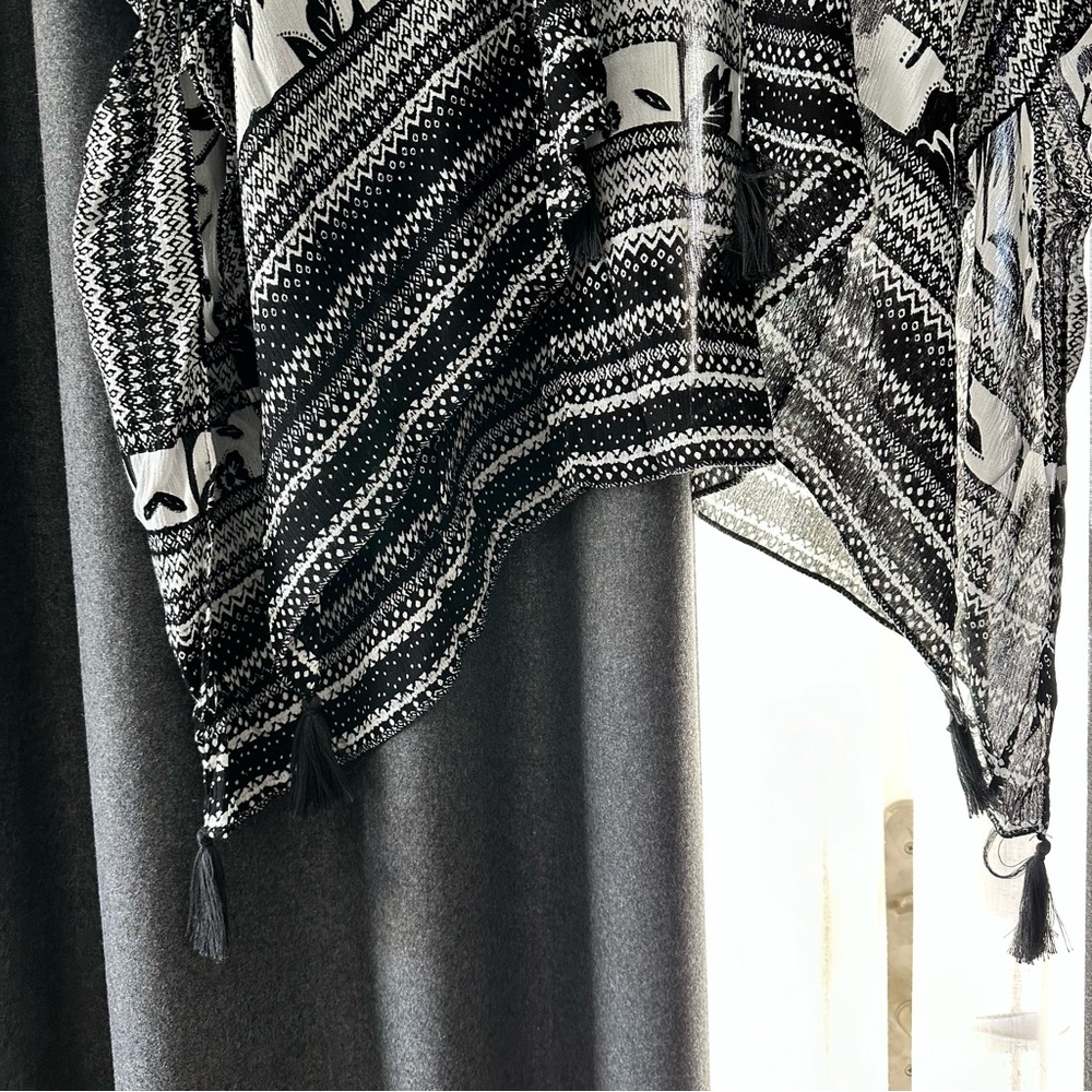 Vince Camuto Black and White Floral Kimono - Picture 4 of 6